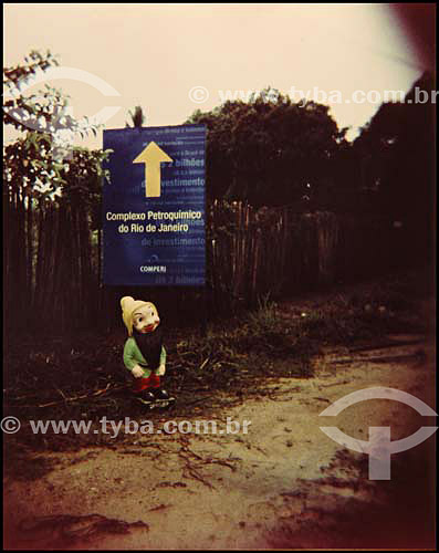  Placa indicando o local onde será instalada a petroquímica de Itaboraí  com anão de jardim - Rio de Janeiro - RJ - Brasil - 18/01/2007  - Rio de Janeiro - Rio de Janeiro - Brasil