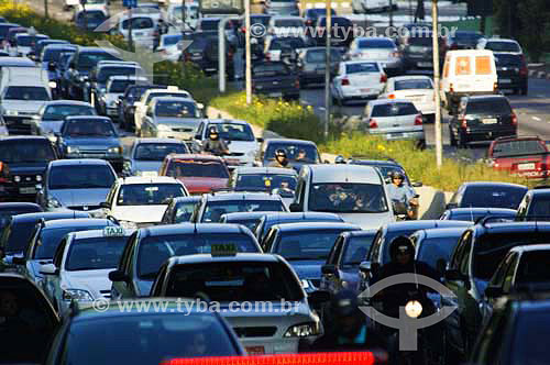  Tráfego intenso de carros na avenida 23 de maio - Sao Paulo - SP - Brasil
outubro 2006
  - São Paulo - São Paulo - Brasil