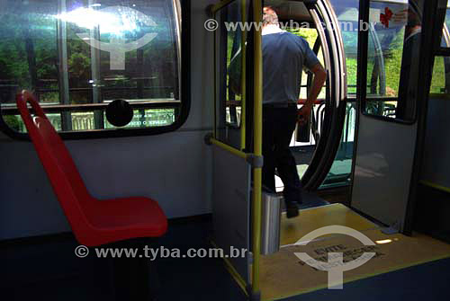  Homem saindo de ônibus Ligeirinho - Curitiba - PR - Brasil  - Curitiba - Paraná - Brasil