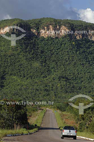  Carro na estrada em primeiro plano e montanha com vegetação de cerrado ao fundo - Tocantins - Brasil  - Tocantins - Brasil