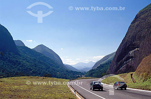  Estrada Rio-Juiz de Fora, rodovia por entre montanhas 