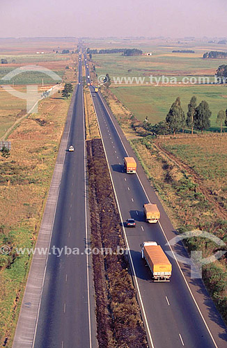  Estrada - Transporte - Caminhões de carga em rodovia no Sul do Brasil  - Cubatão - São Paulo - Brasil