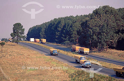  Estrada - Transporte - Caminhões de carga em rodovia no Sul do Brasil 