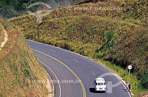  Carro fazendo curva na rodovia Itacaré-Ilhéus - Costa do Cacau - sul da Bahia - Brasil - 2004  - Itacaré - Bahia - Brasil