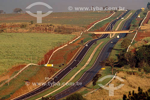  Vista aérea de carros em auto-estrada - Brasil 