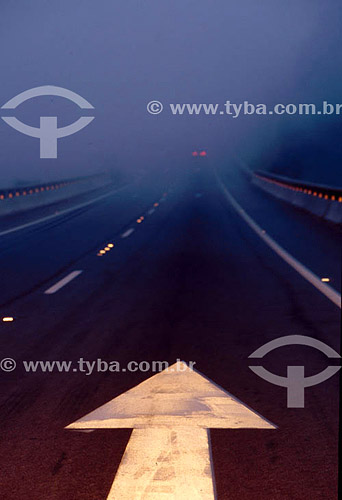  Seta de sinalização de trânsito em estrada com neblina - Brasil 