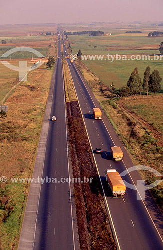  Vista aérea de carros e caminhões em auto-estrada - Brasil 