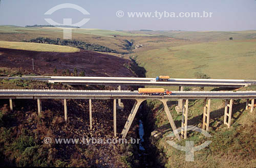  Ponte em rodovia no sul do Brasil 