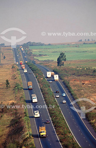  Vista aérea de carros e caminhões em auto-estrada - Brasil 