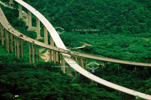  Vista aérea de carros e caminhões nos viadutos da Rodovia dos Imigrantes, pista nova e velha - SP - Brasil  - São Paulo - Brasil