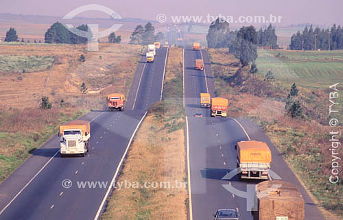  Estrada - Transporte - Caminhões em Rodovia no Sul do Brasil / Data: 1996 