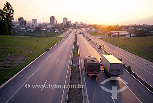  Caminhões na  rodovia ou estrada Via Dutra que liga o Rio de Janeiro e São Paulo - Resende - Rio de Janeiro - Brasil  - São Paulo - Rio de Janeiro - Brasil