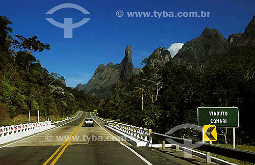  Estrada ou rodovia BR 116 na Serra dos Órgãos com o monte Dedo de Deus ao fundo - Teresópolis - RJ - Brasil / Data: 2005 