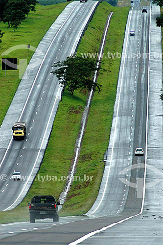  Carros e caminhão na Rodovia Euclides da Cunha - SP - Brasil  - Cunha - São Paulo - Brasil
