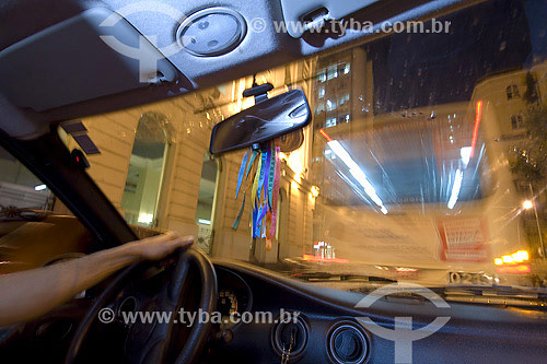  Interior de carro trafegando a noite em Salvador - BA - Brasil  - Salvador - Bahia - Brasil