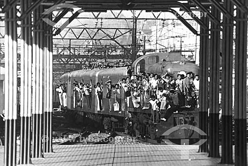  Transporte público -  Ferrovia - Trem lotado chegando na Central do Brasil - Rio de Janeiro - RJ - Brasil  - Rio de Janeiro - Rio de Janeiro - Brasil