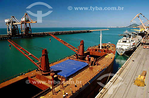  Porto de Tubarão - porto moderno carregando navio com minérios -Vitória - Espírito Santo - Brasil  - Vitória - Espírito Santo - Brasil