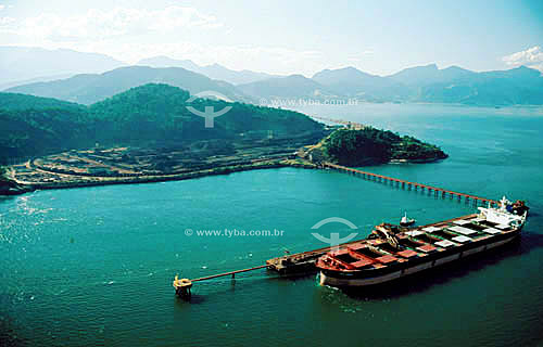  Navio cargueiro sendo carregado no Porto de Sepetiba - Rio de Janeiro - Brasil  - Rio de Janeiro - Rio de Janeiro - Brasil