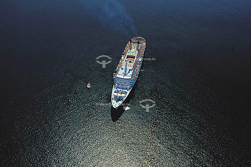  Navio transatlântico ou de cruzeiro no mar 