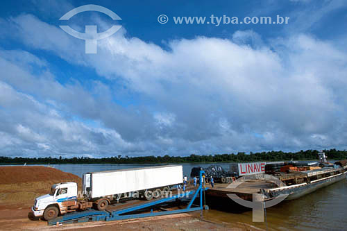  Transporte - Balsa atravessando veículos no Rio Trombeta - Porto Trombetas - Pará - Brasil   - Oriximiná - Pará - Brasil