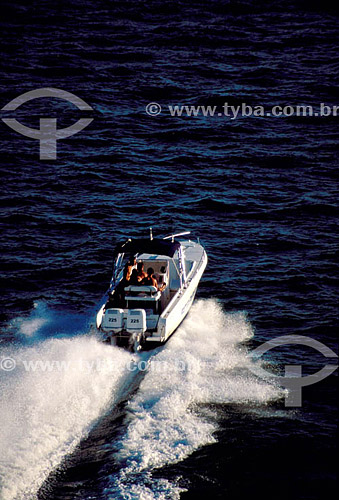  Lancha no mar em movimento - Brasil

 