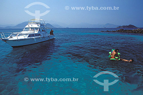  Lancha e crianças mergulhando no mar de Angra dos Reis - Costa Verde - Rio de Janeiro - Brasil  - Rio de Janeiro - Rio de Janeiro - Brasil