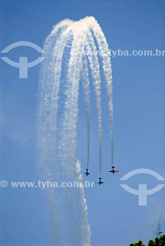  Aviões fazendo acrobacias aéreas no céu do Rio de Janeiro - RJ - Março de 2007  - Rio de Janeiro - Rio de Janeiro - Brasil