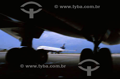  Detalhe de rodas de avião decolando do aeroporto Galeão - Rio de Janeiro - RJ - Brasil  - Rio de Janeiro - Rio de Janeiro - Brasil