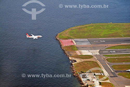  Avião aterrizando no Aeroporto Santos Dumont  - Rio de Janeiro - Rio de Janeiro - Brasil
