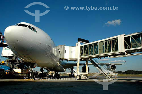  Rampa de acesso ao avião - Aeroporto internacional Governador André Franco Montoro - Guarulhos - SP - Brasil - Julho de 2004  - Guarulhos - São Paulo - Brasil
