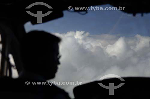  Piloto em cabine de helicóptero com paisagem de nuvem - Nov.2006. 