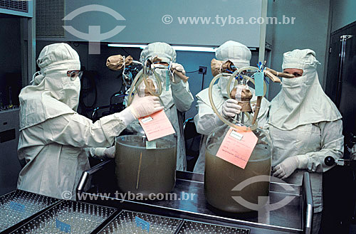  Produção de vacina na Fiocruz (Fundação Oswaldo Cruz)  - Rio de Janeiro - RJ - Brasil / Data: 1994 
