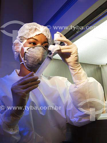  Médica com seringa no laboratório - Clínica Oncos - Barra da Tijuca - Rio de Janeiro - RJ - Brasil  - Rio de Janeiro - Rio de Janeiro - Brasil