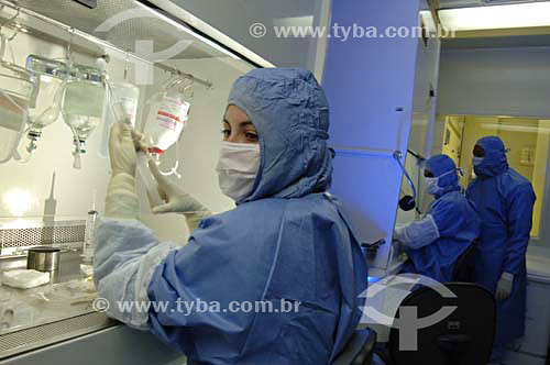  Mulher trabalhadora com uniforme em laboratório produtor de alimentos na área de saúde hospitalar - Rio de Janeiro - RJ - Brasil - Data: 22/11/2006
 