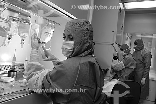 Pessoas trabalhando em Laboratório que produz Nutrientes - Rio de Janeiro - RJ - Brasil - Data: 22/11/2006
 