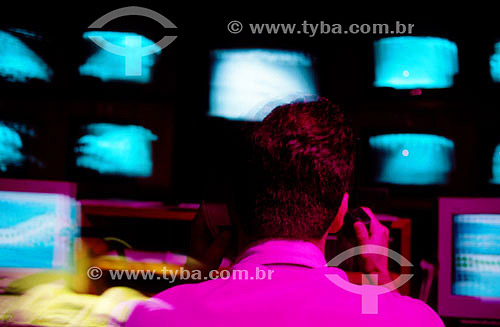  Detalhe de homem entre telas de TV e computadores - controle de trânsito na Linha Amarela - Rio de Janeiro - RJ - Brasil  - Rio de Janeiro - Rio de Janeiro - Brasil