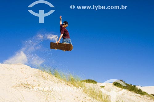  Assunto: Prática de Sandboard em dunas
Local: Praia da Joaquina
Cidade: Florianópolis - SC
País: Brasil
Data: 24/05/2007 