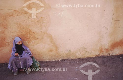  Assunto: Mulher com vestimenta típica, sentada no chão
Local: Marrocos, África
Data:  