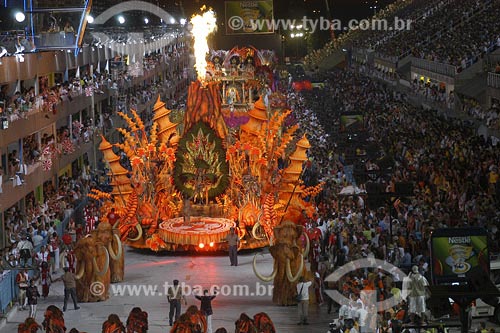  Assunto: Alegoría da escola Salgueiro durante o desfile das campeãs

Local: Sambódromo - Rio de Janeiro - RJ

Data: Carnaval 2005 