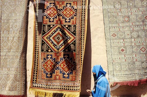  Assunto: Comércio de tapetes
Local: Marrocos
Data: 