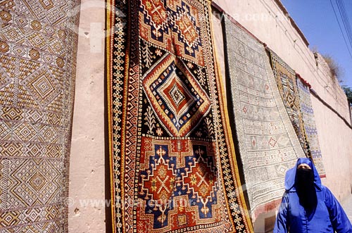  Assunto: Comércio de tapetes
Local: Marrocos
Data: 