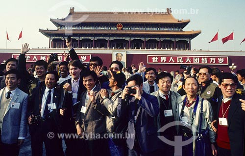  Assunto: Grupo de fotógrafos em frente ao Palácio Imperial 
Local: Beijing - China 