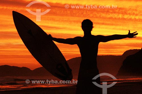  Assunto: Surfista segurando prancha de surfe  Rio de Janeiro  RJ / Data: 2005 
