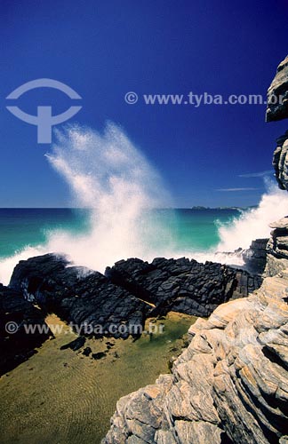  Assunto: Arrebentação em pedras
Local: Praia de Geribá - Búzios - RJ / Data: 01/2000
 