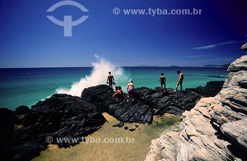  Assunto: Arrebentação em pedras
Local: Praia de Geribá - Búzios - RJ / Data: 01/2000
 