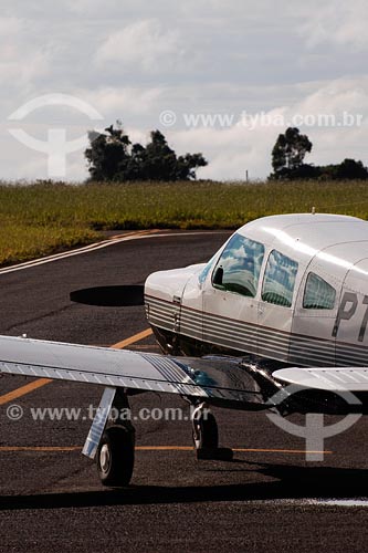  Assunto: Avião Corisco na pista do Aeroclube de Uberlândia.

Local: Uberlândia - MG

Data: Março 2008 