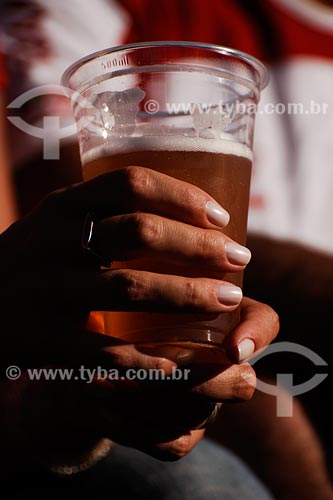  Assunto: Mão segurando copo de cerveja 