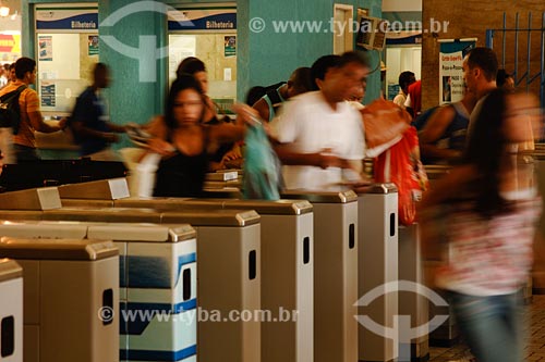  Assunto: pessoas atravessando a roleta na Estação de Trem Central do Brasil
Local: Bairro Centro - Rio de Janeiro - RJ - Brasil
Data: 2008 