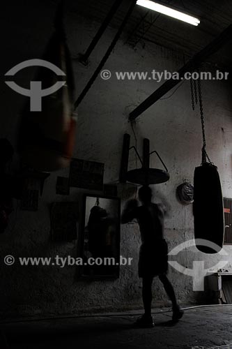  Assunto: Homem praticando boxe na Academia Santa Rosa
Local: Praça Mauá - Centro - Rio de Janeiro - RJ - Brasil
Data: 2008 