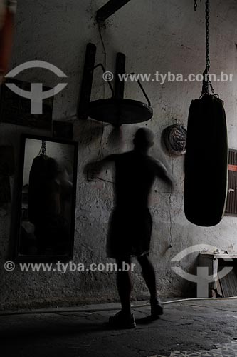  Assunto: Homem praticando boxe na Academia Santa Rosa
Local: Praça Mauá - Centro - Rio de Janeiro - RJ - Brasil
Data: 2008 
